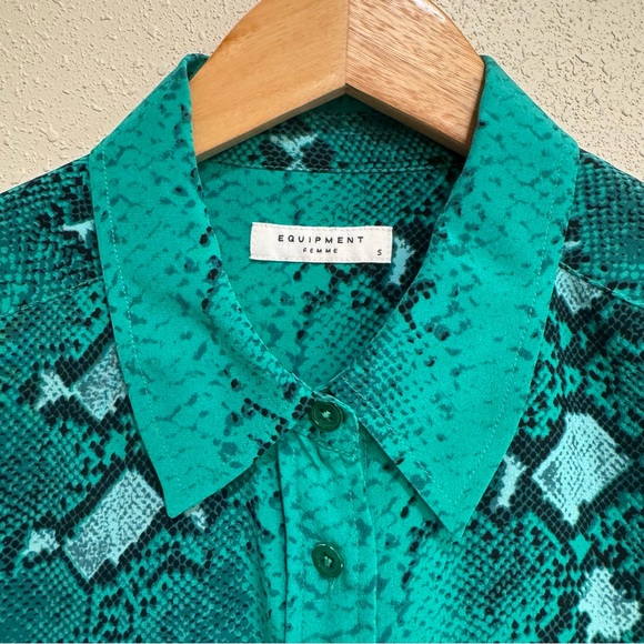 Equipment Silk Blouse Kelly Green Snake Print - Picture 3 of 14